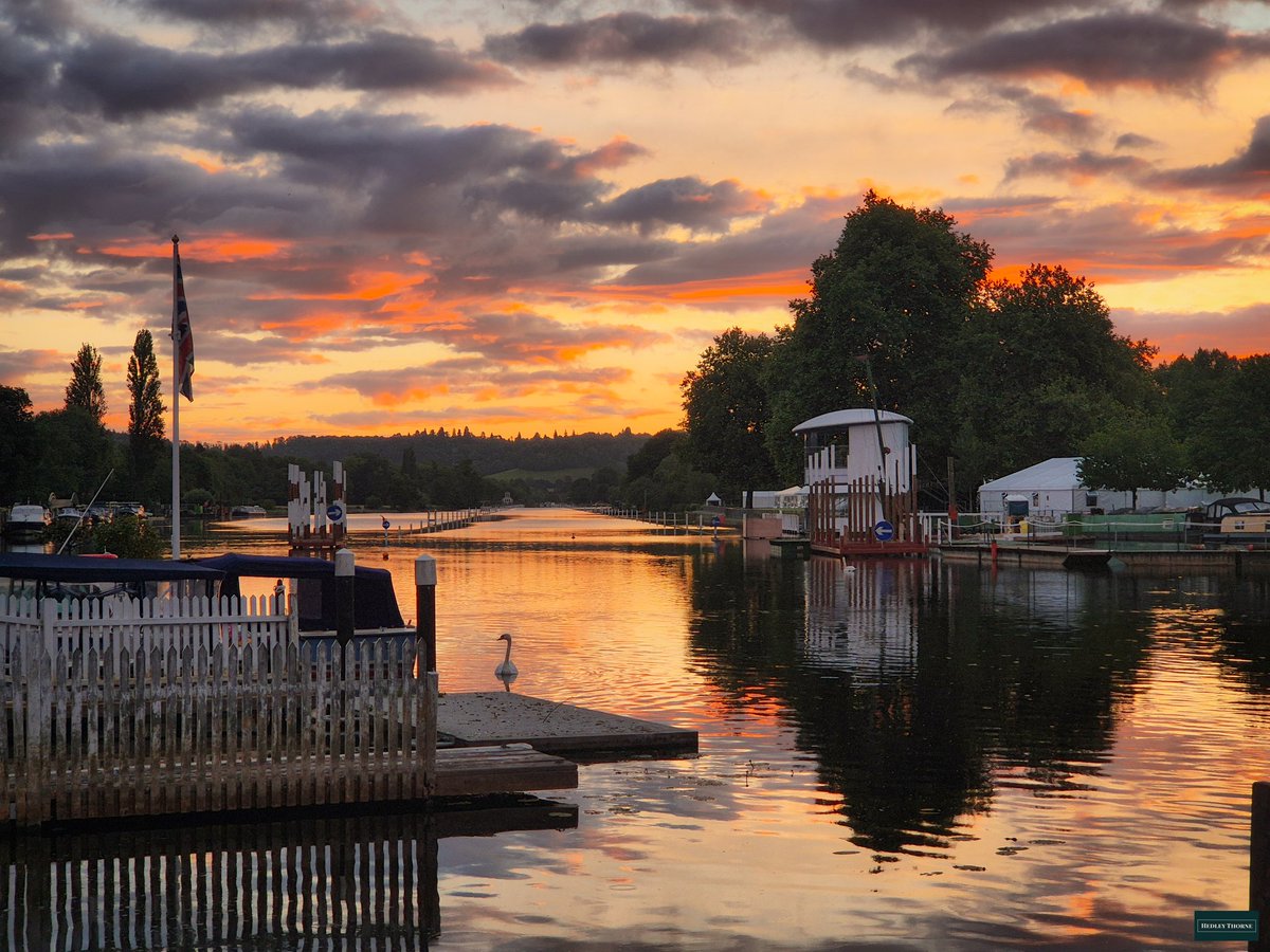 thorneh's tweet photo. Henley on Thames, this morning at sunrise https://t.co/m7stbXx0vO