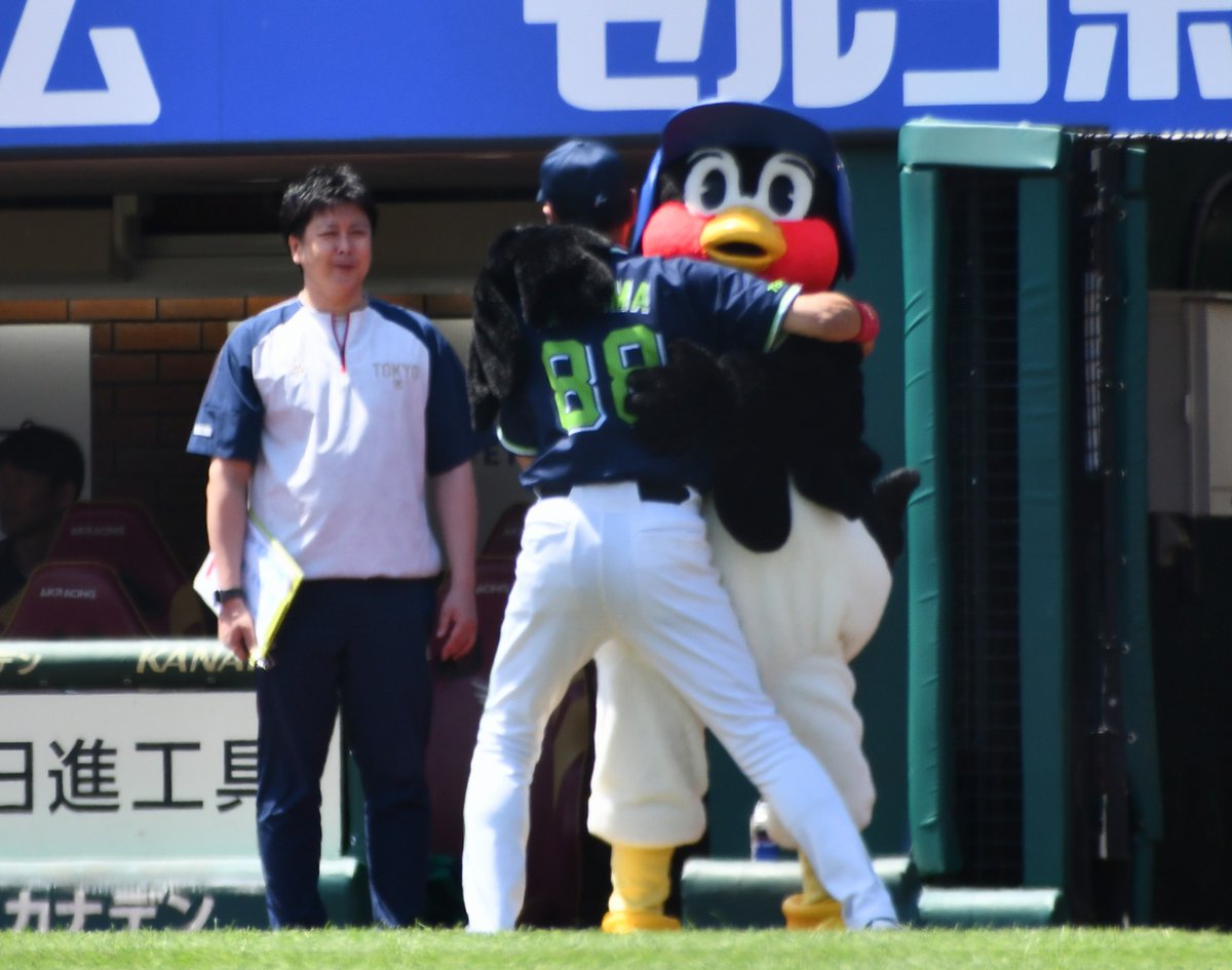 asaka_760's tweet photo. 2026.05.31楽パ
つば九郎と池山監督の𝐵𝐼𝐺ハグ🫂 #つば九郎 #池山隆寛 #swallows https://t.co/5itck62POZ