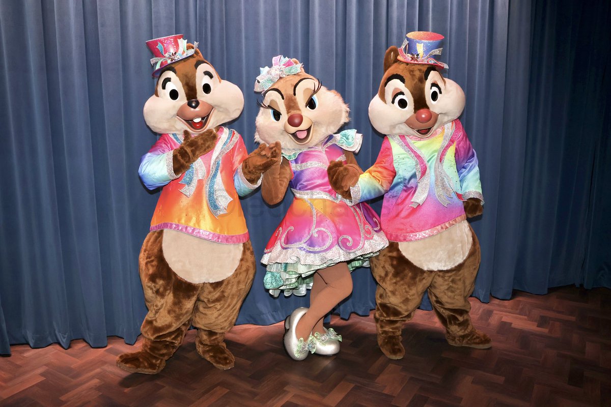 leochansf's tweet photo. Super lucky to meet Chip, Dale &amp; Clarice together in the Main Street Opera House~~🤩🐿️🐿️🐿️ https://t.co/uRS3AazO3l