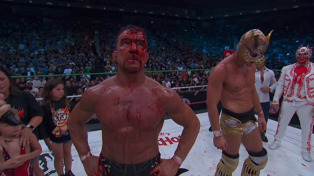 sinkonexttu's tweet photo. noche de los grandes le voló y volará la raja a clash in italy, gracias Undertaker 🙌 https://t.co/FEGsNVmlYq