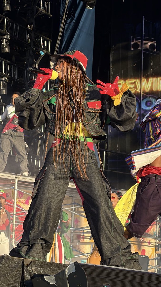 WeirdFemaleMel 🤍 tweet media