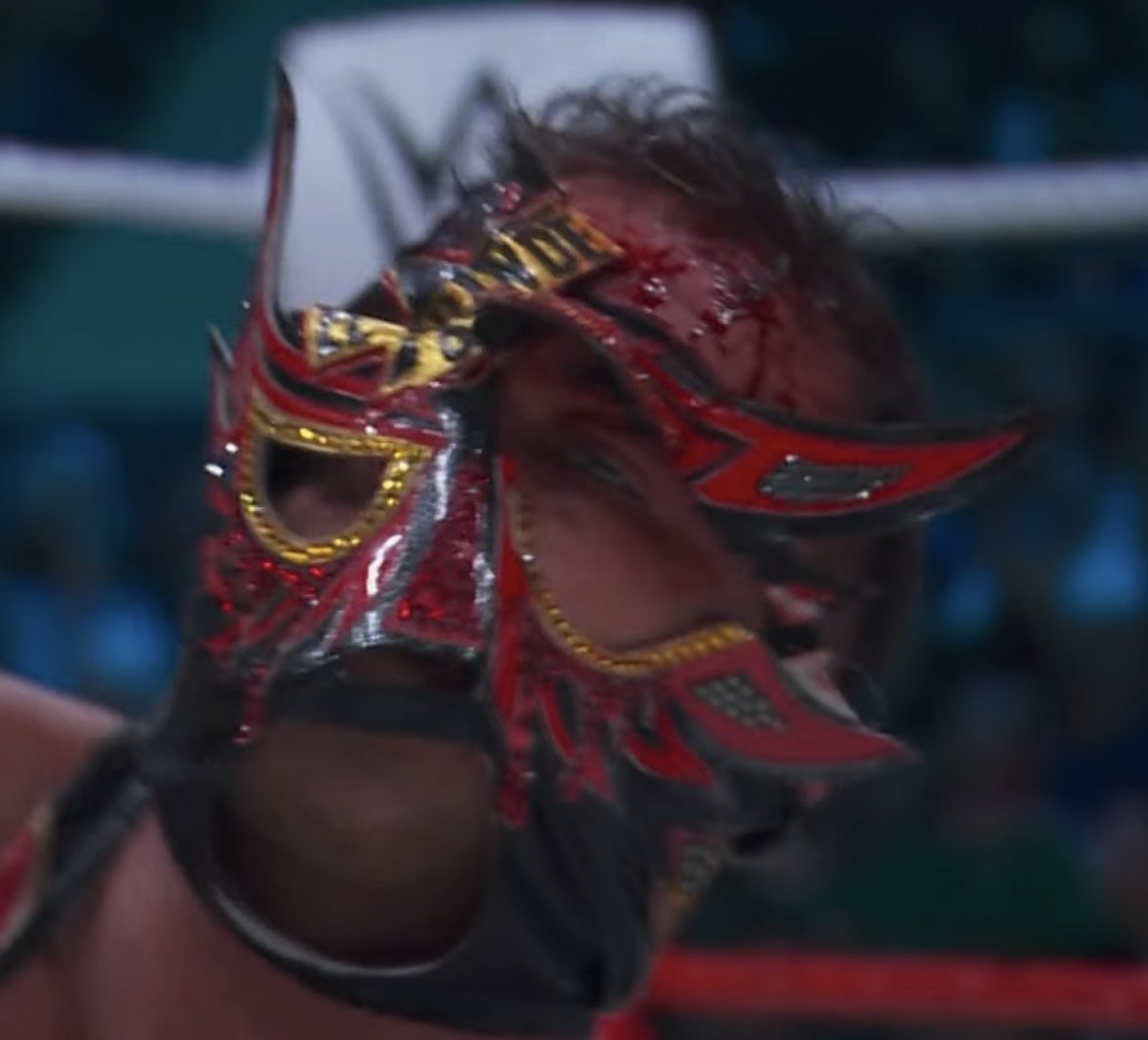 ChrisVannini's tweet photo. The best wrestling match of the year. A masked American pretending to be Mexican (hated) vs. a masked German pretending to be Mexican (beloved), in Monterrey. 5 stars. 

#AAANocheDeLosGrandes https://t.co/vlC63o9mqL