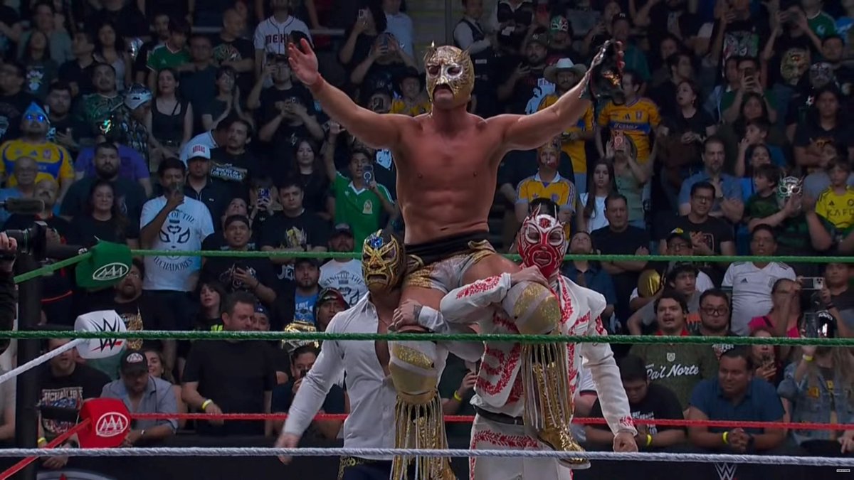 SanchoWest's tweet photo. Only in Lucha Libre do we get MAGIC like this.

MATCH OF THE YEAR

#AAANocheDeLosGrandes https://t.co/EjlEuezCU3