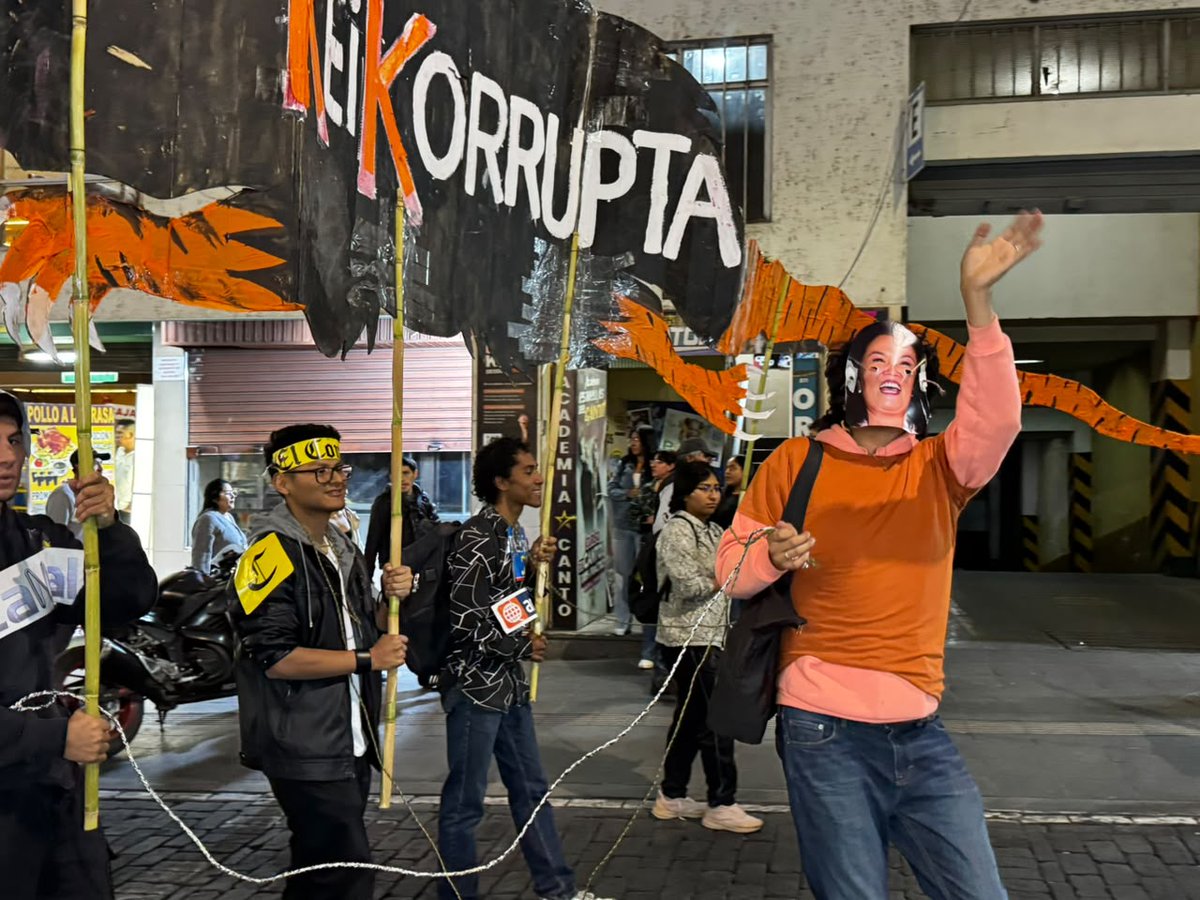 diegolazoh's tweet photo. Así se realizó la marcha No a Keiko en #Arequipa. La Ciudad Blanca se movilizó para rechazar los crímenes de la dictadura de los 90 gritando "Fujimori Nunca Más".
También parodiaron a los medios de prensa parametrados que se han sumado a la campaña de Fuerza Popular.
#NoaKeiko
#FujimoriNuncaMás