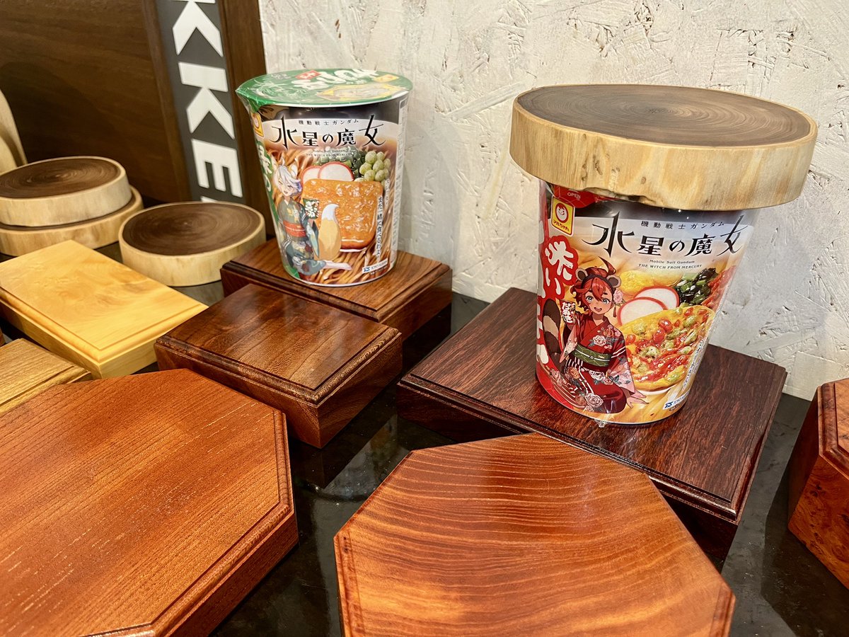 MikkelLab's tweet photo. 土日限定で販売を行なってきました桃の実工房さん製作の木製台座は、
飾りたいプラモやフィギュア、推しグッズを持ってきていただいてサイズを合わせるのもオススメです https://t.co/ryfBLWNQli