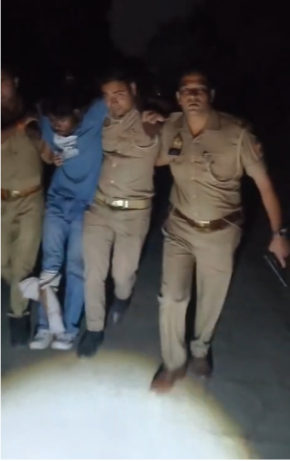bstvlive's tweet photo. पीलीभीत

➡व्यापारी को गोली मारकर हत्या का मामला
➡2 हत्यारोपी पुलिस मुठभेड़ में घायल, अरेस्ट
➡तमंचा, बाइक कारतूस पुलिस ने किए बरामद
➡6 आरोपी हो चुके गिरफ्तार, अन्य की तलाश
➡एसपी के निर्देश पर बिलसंडा पुलिस ने दबोचा

#Pilibhit #Encounter #Police @pilibhitpolice @Uppolice https://t.co/HfseUwawet