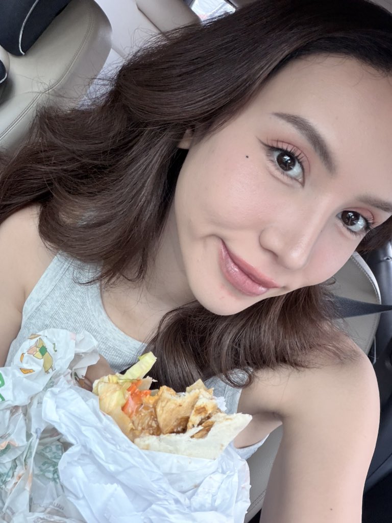 Michellebehrm's tweet photo. กินเลอะกินเทอะ https://t.co/vj5j8p8063