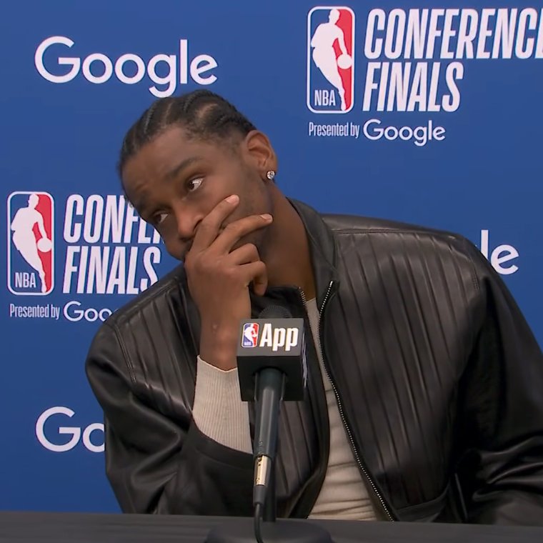 PurpGoldLakers's tweet photo. NOTHING makes me happier than seeing SGA with these reactions in the post game conference https://t.co/bO2FlkG7ep