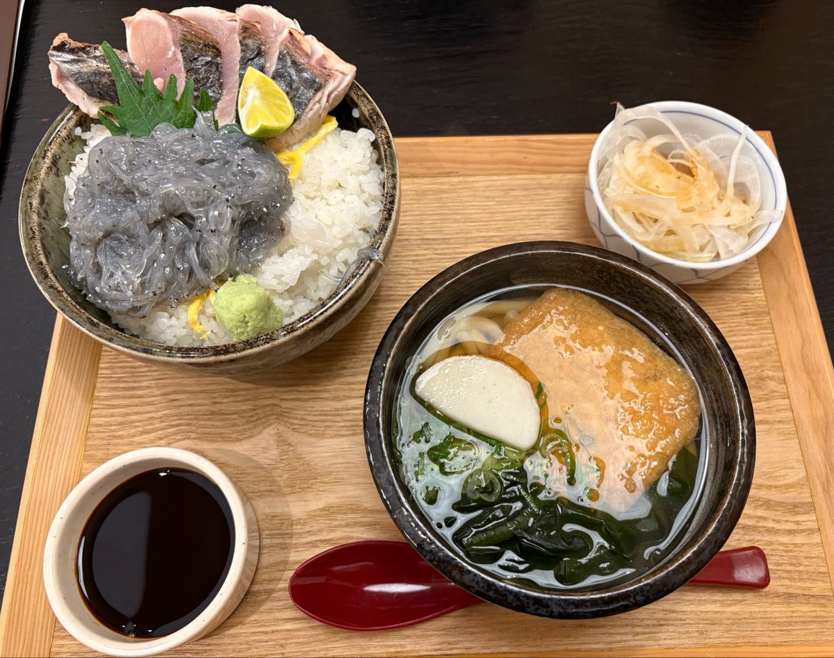 nssa1119's tweet photo. 淡路島にある旬の食材を美味しく食べれるお店
「＃海鮮料理きとら 津名店」

生しらすがたっぷりと使われた丼に生さわらのお刺身🤤
たまらなく美味しくてお腹ぱんぱん🥹
駐車場も広く、お店の場所もわかりやすい所なのでこれからのシーズンお勧めです😁

＃淡路島　＃生しらす
＃生さわら https://t.co/tbmamh9oZB