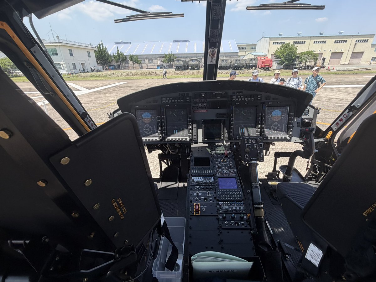 hiro_fune's tweet photo. UH-1とUH-2の操縦席。 https://t.co/2TCypg3rD7