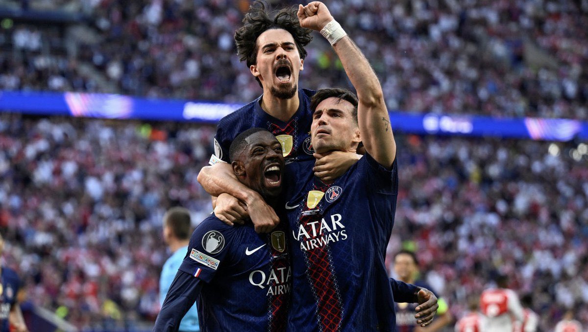 AtmosferaD's tweet photo. ¡GLORIA PARISINA!

El #PSG es BICAMPEÓN de #ChampionsLeague…Tras irse abajo al 5’, con gol de Havertz…#Dembele lo empató de penal al 65' y en penales, el equipo de Luis Enrique se impuso 4-3 al #Arsenal, para confirmarse como el mejor equipo de europa por 2do año consecutivo. https://t.co/MecdHptbHE