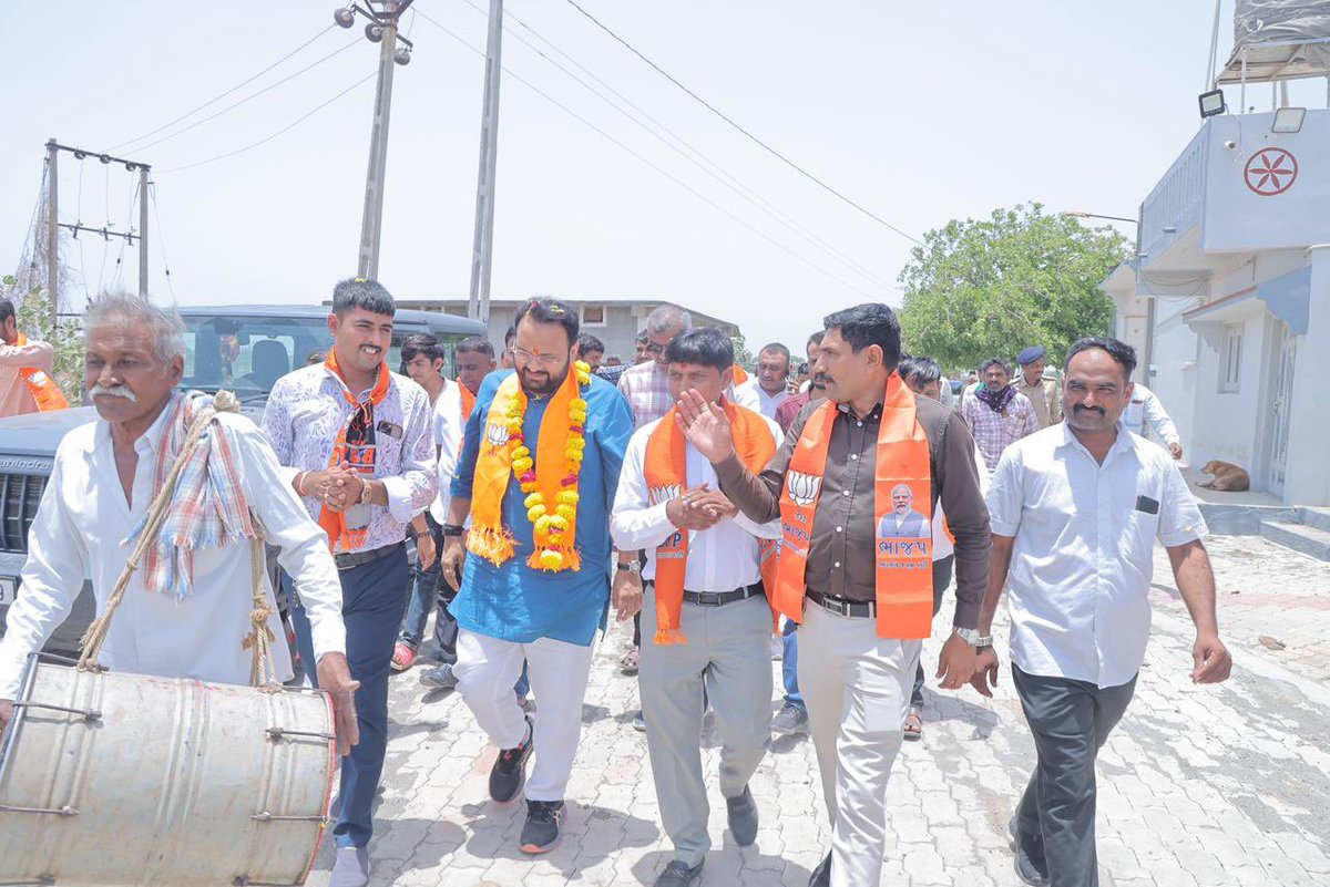 jagdishmkwana's tweet photo. બોટાદ જિલ્લાના સંગઠનાત્મક પ્રવાસ દરમિયાન યુવા મોરચા પ્રદેશ અધ્યક્ષશ્રી ડો. હેમાંગભાઈ જોષી ના ગાળા ગામના આગમન પ્રસંગે વિશાલભાઇ મારુ અને ગામજનો દ્વારા ભવ્ય સ્વાગત અભિવાદન કરવામાં આવ્યું. 

#BJP4Botad #jagdishmakwana #BJYMGUJARAT #BJPGujarat #botad https://t.co/7mc5ySBGiW
