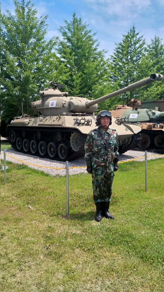 HakoneNegi's tweet photo. 74と61。元61乗りの方が当時の戦車服装で展示説明されてました。ずっと機甲一筋の方で今年で定年退官されるそうです。お疲れ様でした。 https://t.co/rvrfpJax9A