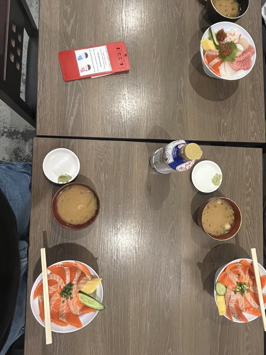 shakeru0806's tweet photo. 小樽で海鮮丼食ってる。
本当にうまい！！！！
サーモン丼は食わんと死ぬに死ねないぜ！ https://t.co/vMJIJhJb1K