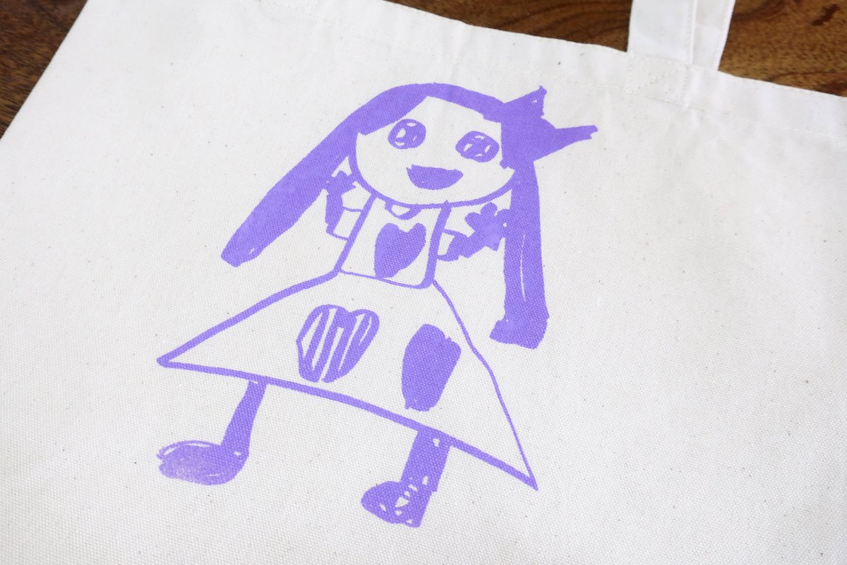surutoco's tweet photo. 🌈 本日のワークショップ 🌈

紙に描いた絵をシルクスクリーンで
Tシャツやトートに印刷！

三人の内、一人は２回目の体験！みんな上手くプリントできています✨

手描きの風合いが残る魅力的なアイテムが完成しました！かわいい👀💛

WSの詳細はこちら🚩
https://t.co/G5i5Ur36iu

＃SURUTOCOで体験 https://t.co/tjhjyCMNXC