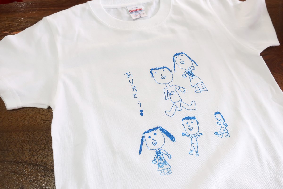 surutoco's tweet photo. 🌈 本日のワークショップ 🌈

紙に描いた絵をシルクスクリーンで
Tシャツやトートに印刷！

三人の内、一人は２回目の体験！みんな上手くプリントできています✨

手描きの風合いが残る魅力的なアイテムが完成しました！かわいい👀💛

WSの詳細はこちら🚩
https://t.co/G5i5Ur36iu

＃SURUTOCOで体験 https://t.co/tjhjyCMNXC