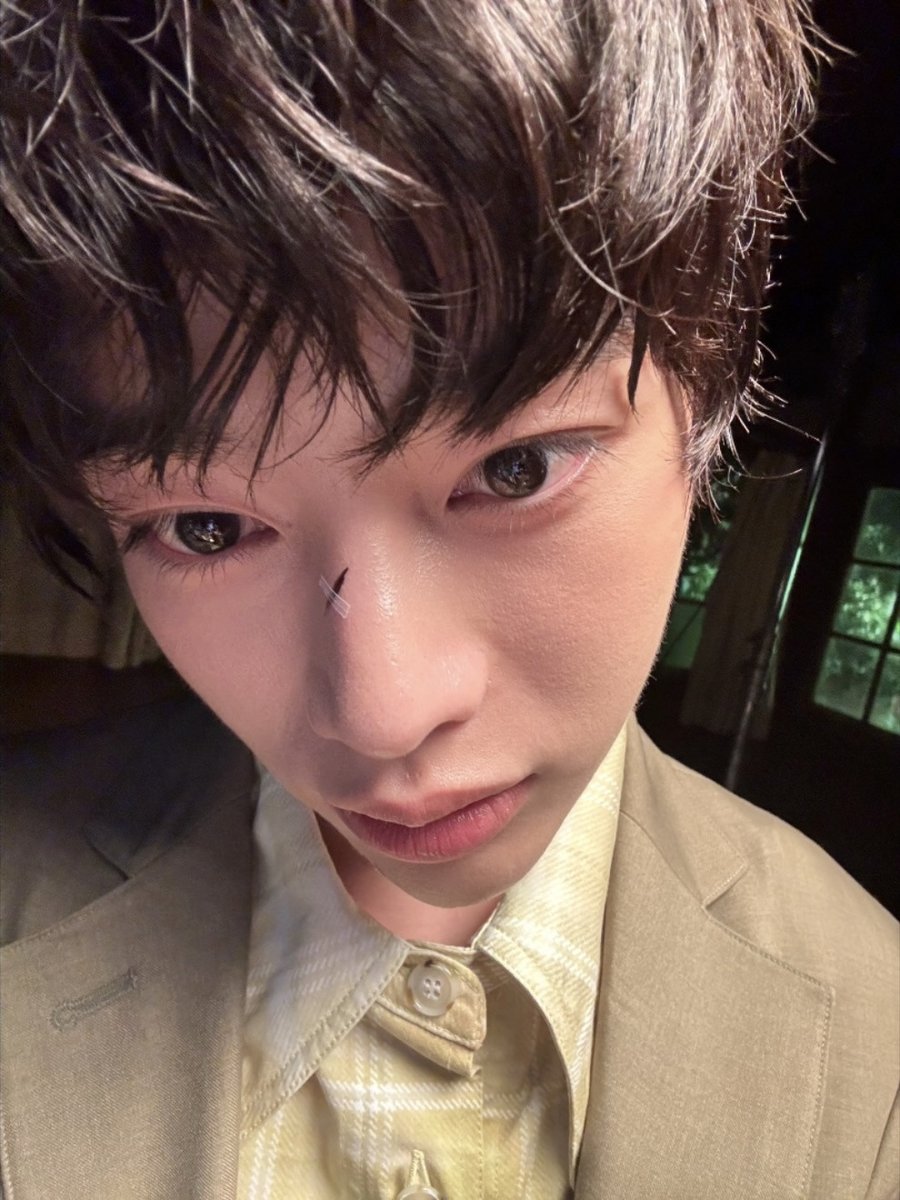 HbHluvU's tweet photo. [🌻ON☀DAY] 📽️🎬🤭

iE들 안녕~ 주말은 어떻게 보내고 있으려나요? ^^
사진 잘 봤지오? ㅋㅋ
그날 MV 촬영에 대해 많이 물어봐 주셔서 오늘은 그날 촬영 이야기를 조금 해보려고 해여~

이 셀카를 찍은 시간은 밤 11시 46분쯤이었는데 꽤 늦은 시간이었어여~ 그날 하루 종일 촬영했고
그전에 다 같이 몇 시간 동안 야외에서 물 맞으면서 싸우는 신 찍고 옷 갈아입고나서 다음 장면 촬영하러 갔거든여
아~ 옷 갈아입는 얘기하니까 생각났는데 그전에 이미 다 젖어 있었던 상황이고 그래서 저랑 태래는 차 뒤쪽으로 가서 머리 감았거든여~ ㅋㅋ 그때는 샤워실 너무 부족해서 매니저님께 2L 물병 들고 제 머리 위에서 물 부어달라고 부탁해서 저랑 태래랑 야외에서 머리 감았어요ㅋㅋㅋ. 와 진짜 새로운 경험이었는데
그때 사진 자료 찾아보려고 했는데 없더라고요.
나중에 직원분들한테 있는지 한번 물어볼게요!

그리고 식탁 장면을 딱 밤 12시에 촬영 시작했어요.
멤버들은 씻고 와서 다들 졸려서 조용히 앉아 있었는데, 잠 깨려고 같이 노래도 부르고 서로 장난도 치면서 버텼어요. 다행히 지렁이 몇 마리가 있어 같이 놀면서 졸음을 조금 이겨낼 수 있었답니다 😆

근데 막상 촬영 들어가니까 다들 연기도 잘해서 우리 MV 정말 잘 나온 것 같지 않나요? 히히

한빈의 두서없는 이야기와 함께 다들 즐거운 일요일 보내세여~

사랑해요 ☺️♥️

LOVE from HANBIN