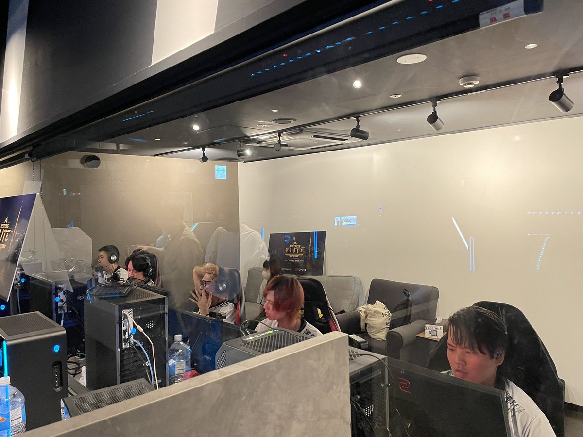 ZOWIE_JAPAN's tweet photo. 本日は「BEC TOKYO LAN FINAL」の会場に来ております！

会場では熱い戦いが繰り広げられております！✨

王者はどこのチームになるのか？👀

ぜひ熱い戦いをウォチパでご覧ください！👍
#CS2 https://t.co/Y4Ok6m0Ndh