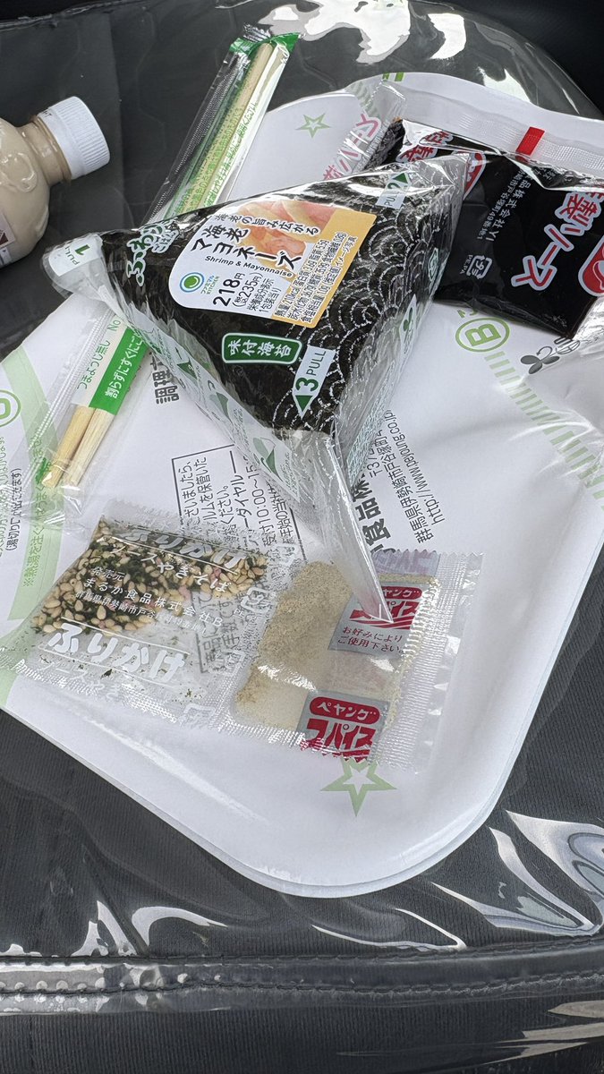 shimura0817's tweet photo. 今日のお昼ご飯
・ペヤング 超大盛り
・おにぎり エギマヨネーズ https://t.co/9cDaSzi7xh