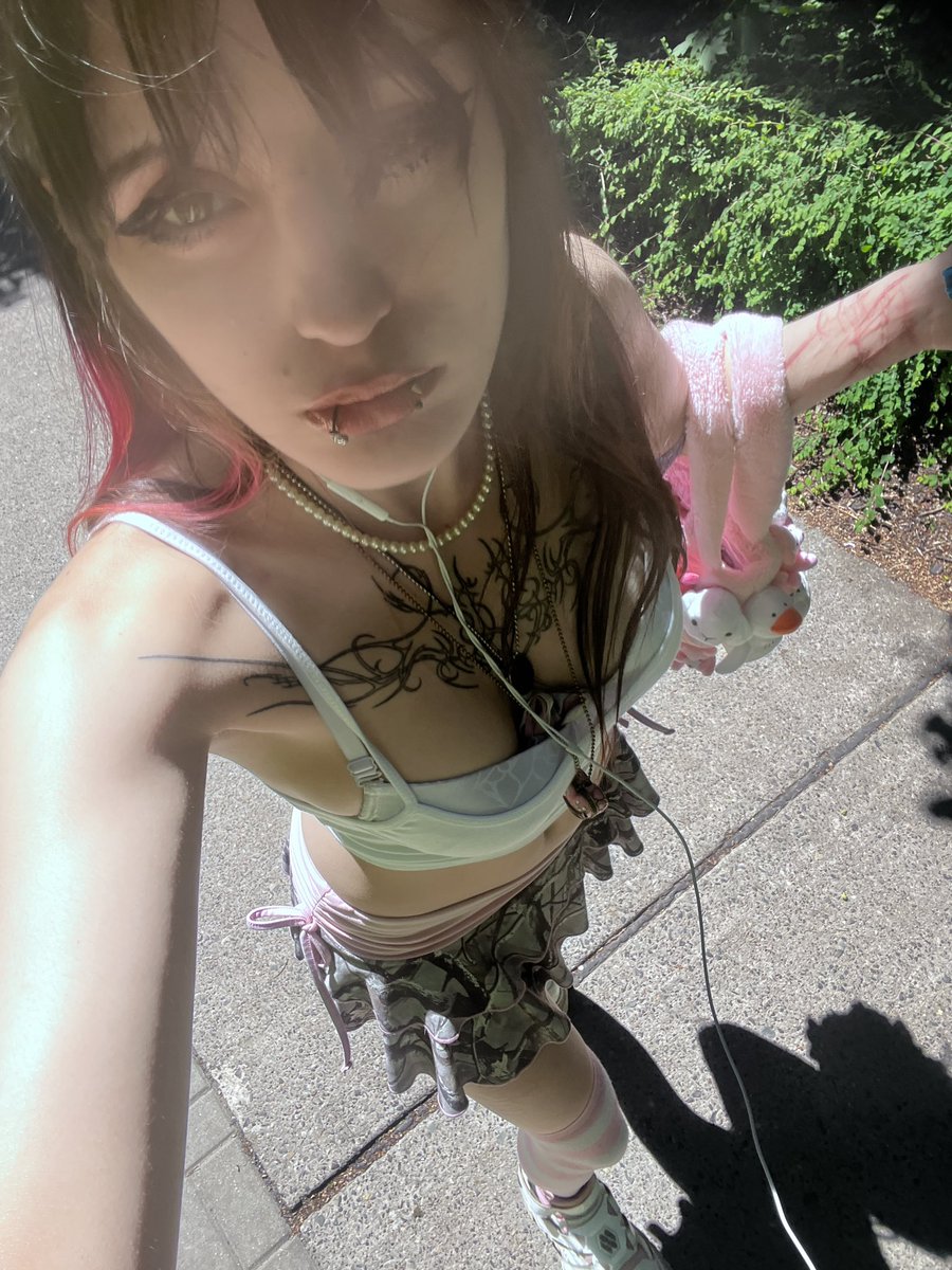 17angels444mg's tweet photo. hey #zahlsklave holt mir jemand neue schuhe?￼￼>< #fuesse #fussbilder #fusssklave #feetfetısh #fussfetisch https://t.co/00RuLUKbwS