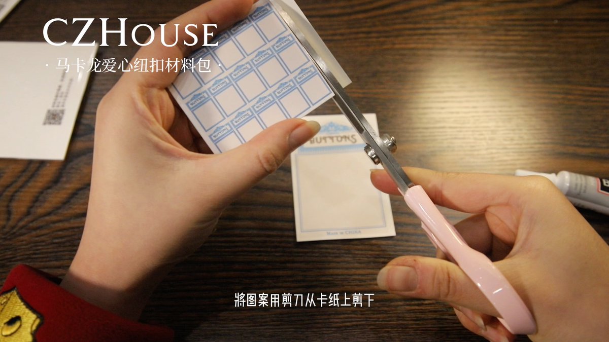 mi5ano's tweet photo. 下班宅家玩点轻手工！用旧纽扣粘的卡通画，30分钟搞定，把小美好贴在笔记本封面上 https://t.co/6XwqhaNoMu
