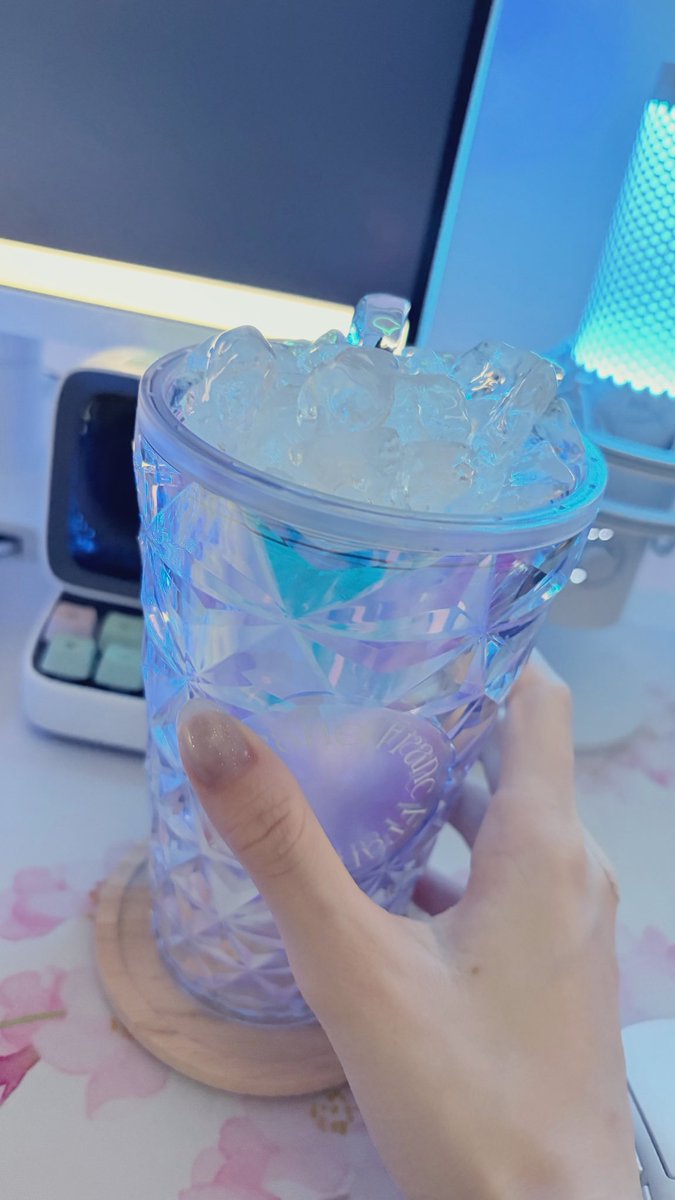 _1208_mi's tweet photo. お爪さん薄めの色にしたけどさらに血色悪くみえるな😌😌😌まあいいか😌 https://t.co/9OXdiLgmJE
