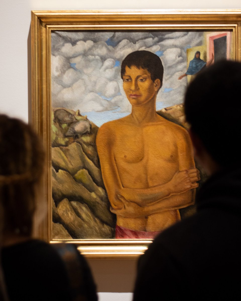 bellasartesinba's tweet photo. Pionero del muralismo y creador de una sensibilidad al margen de los grandes relatos, Roberto Montenegro (Guadalajara, 1881-1968) es revisitado en Roberto Montenegro. Muralismo fuera de la norma, exposición que el Museo del Palacio de Bellas Artes presenta como un acto de justicia histórica.

Con más de 90 piezas —entre óleos, fragmentos de murales, litografías y piezas de arte popular de su colección personal—, la muestra recorre 15 años de producción mural y revela a un artista que integró simbolismo, art déco y vanguardia europea en una estética refinada y distante del tono ideológico que dominó el muralismo de su tiempo. Curada por Daniel Garza Usabiaga, la exposición propone una lectura expandida de uno de los protagonistas menos lineales del arte posrevolucionario mexicano.

📍 @mbellasartes 
📅 Abierta al público
🎟️ Martes a domingo, 10:00 a 18:00 h