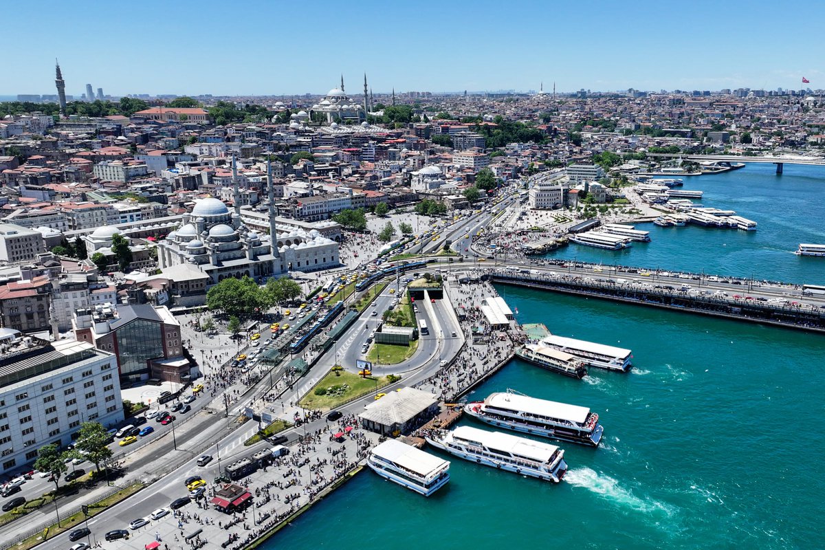 ZarigulA's tweet photo. Kurban Bayramı’nın son gününde İstanbul kartpostallık görüntülere sahne oldu🌊

Turkuaz renge bürünen İstanbul Boğazı, tarihi yarımada, köprüler ve şehrin simge yapıları havadan görüntülendi. https://t.co/zE6RXeZx6q