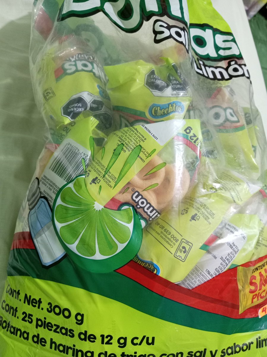 turtle_duffan's tweet photo. ¿Cómo un ligue espera que yo me conforme con lo menos si mis alumnos me consienten y escuchan? La semana pasada dije en una clase que me gustaban mucho los Totis y hoy una alumna me regalo esto. 💚 https://t.co/RNkDCaRX2l