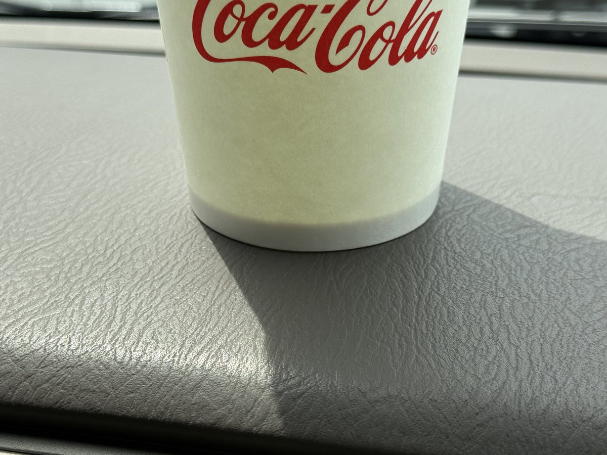 Black_EP3R's tweet photo. 【悲報】

マクドナルドでグランドサイズのドリンクを買ったら容器がカップヌードルサイズのためホルダーに入らない。 https://t.co/yRWhIDQ0Lm