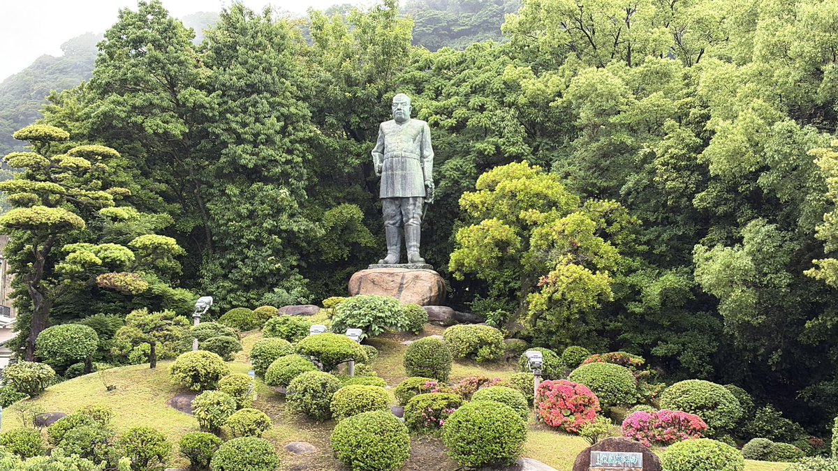 OHM_1367's tweet photo. 専務と息子
人生初の
親子車椅子2人旅
九州へ行く編☺️
専務の夢その2
喫茶むじゃきのしろくまを食べる🐻‍❄️
その夢叶えました😉
2日目
熊本🚅鹿児島
西郷さんにもご挨拶😉
桜島が見える部屋を取りましたが、雲がかかり見えず☁️
親孝行はつづく https://t.co/S1CO2UldkE