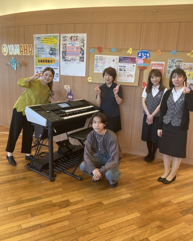 uni_kasukabe's tweet photo. 5/31（土）#ユニスタイル春日部 ロビーでエレクトーンコンサートが開催されました🎶
デモンストレーター安達香織さんの素敵な演奏、楽しんでいただけましたか？
みんな新しいSTAGEAに興味津々♪
またお教室に遊びに来てね！

#ヤマハミュージックスクール　#ヤマハ音楽教室　#エレクトーン　#昭和楽器 https://t.co/TwImlJtCPV