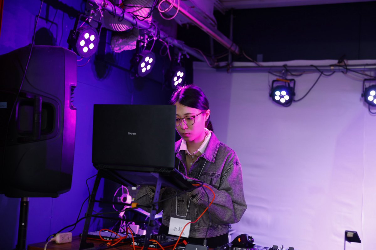 teto2photo's tweet photo. #あっぷすて〜じ　Vol.2
トップバッターはレギュラー　DJ L.L.Lotus
guest VJ 弥琴 https://t.co/0hn2JCOxXD