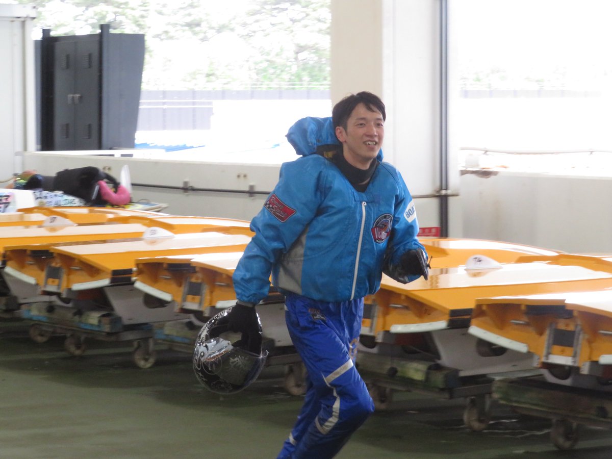 nikkan_boat's tweet photo. 【#浜名湖ボート･ＳＧボートレースオールスター】
７Ｒは写真判定の末 #関浩哉  #上條暢嵩 の２着同着
判定が出た瞬間、スタンドからは歓声🙌
ピット内でも「おおっ」の声と拍手がわきました👏 https://t.co/rlIdmQ8xpy