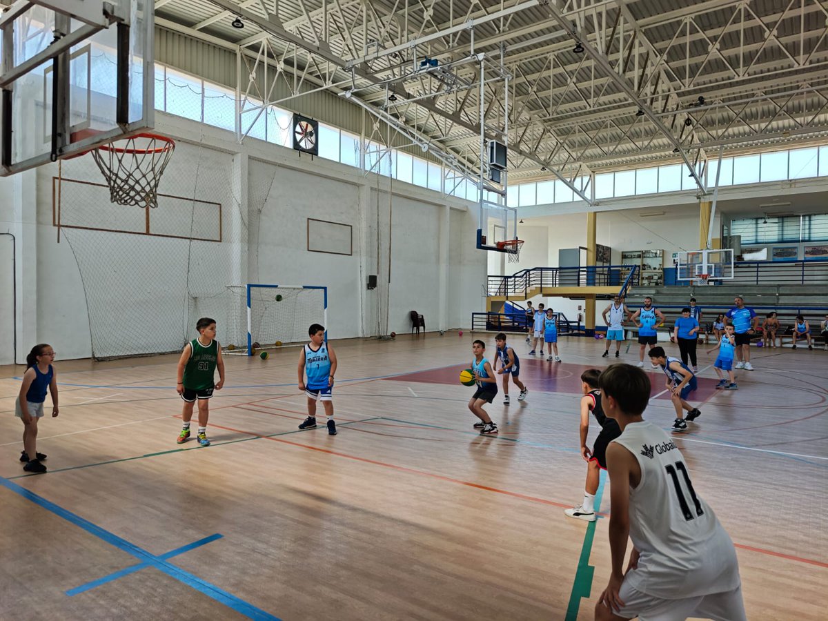 TobarraCB's tweet photo. 🤗🤪 Mucha diversión en la jornada que Globalcaja prepara para padres e hijos

🫂🏀 Todos disfrutando del baloncesto

#globalcajaconeldeporte https://t.co/wrBCZ8aLt5