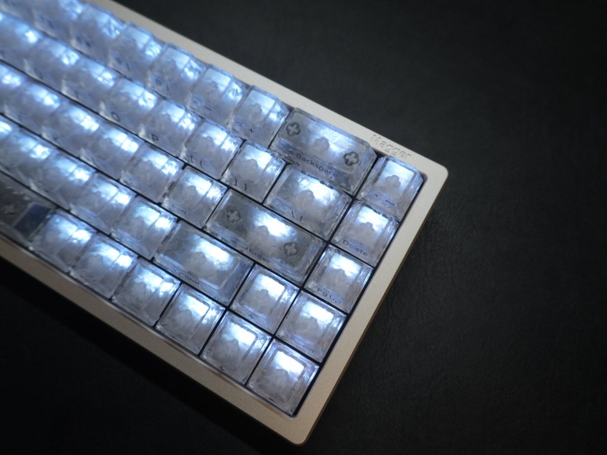 _ichinose_yui's tweet photo. XVXの鍛造カーボン調クリアキーキャップを購入

LUMINKEY Magger 68 HE Performanceのキーボードに装着
フレームがシャンパンゴールドで北向きLEDだから合わないかなと思ったけど意外と相性いいかも
光らせない方が氷みたいで綺麗だね
#desksetup https://t.co/O2qcWrnnVT