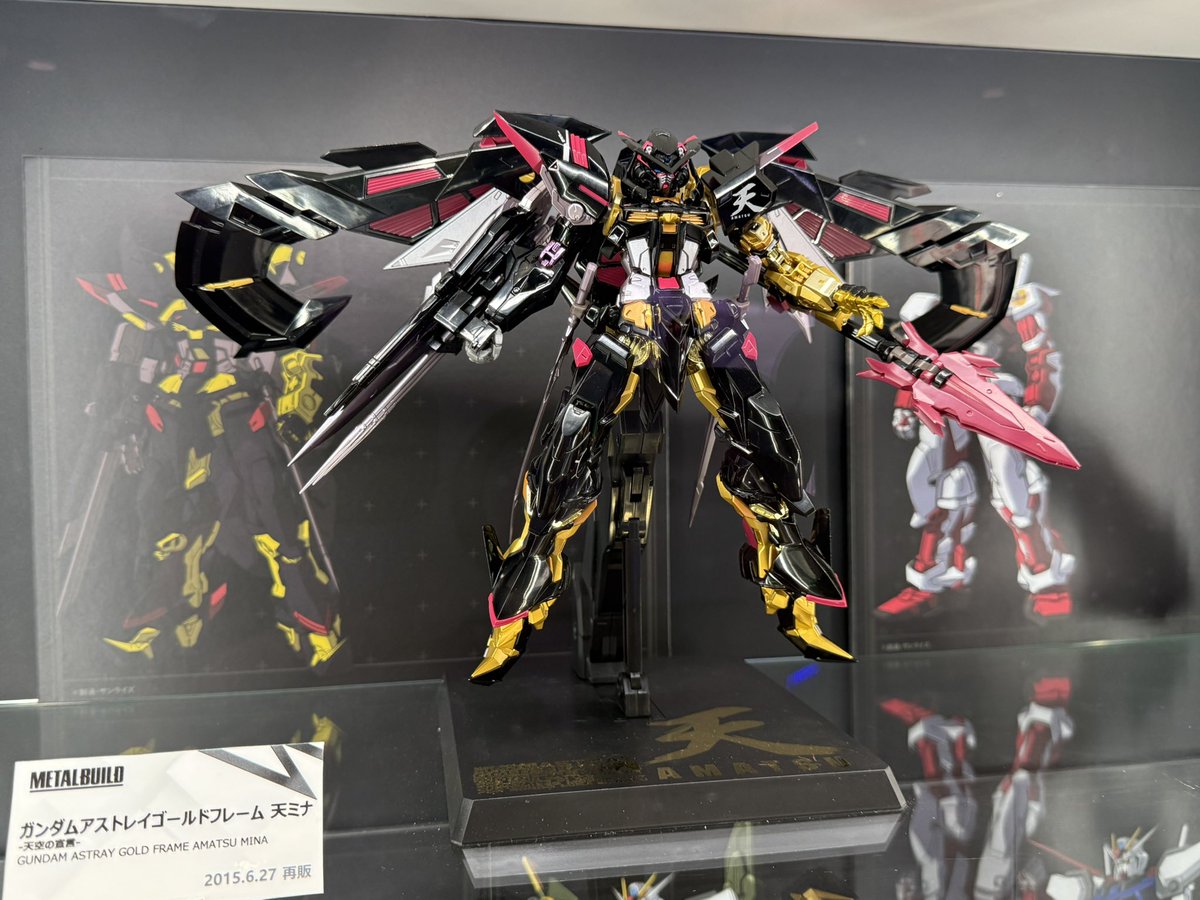 rainy08021's tweet photo. フェチフェス帰りで秋葉原。魂WEBのお店で展示見学。ゴールドフレーム天は当時欲しかったんですよねえ。今見てもカッコいい✨ https://t.co/CcLlA3WpgZ