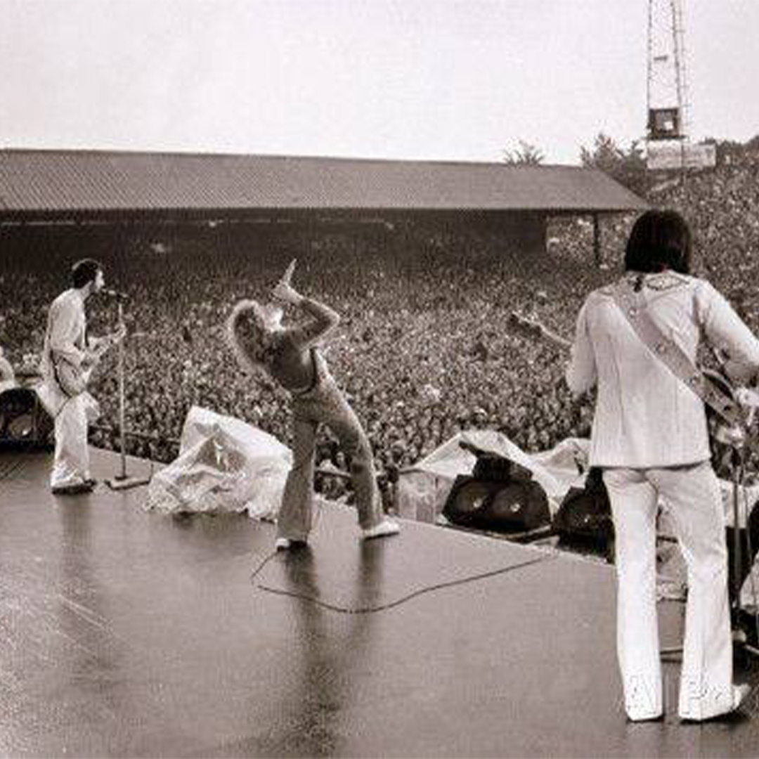 TheWho's tweet photo. The Who perform at the Charlton Athletic Football Ground today in 1976 as part of the 'Who Put The Boot In' football ground tour.

📸 Chris Walter https://t.co/cOXTmGuzYA