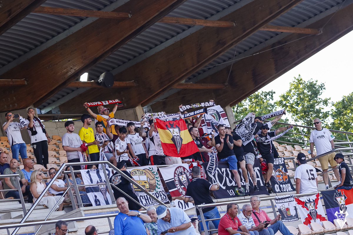 AcademiaABP's tweet photo. Gracias por vuestro aliento en Ciudad Real, albacetistas 🤍

Con vosotros, y por vosotros, lo daremos todo para pasar de ronda 🦇 https://t.co/KksHuJEasa