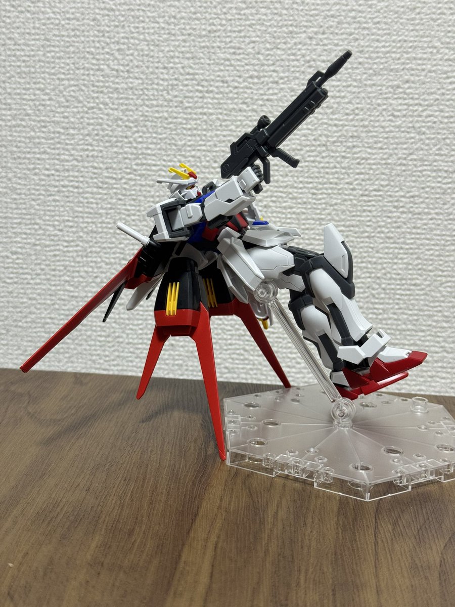 mashmaloumiushi's tweet photo. 今更ながらEGストライクとオプションのエールストライカーです
エントリーグレードは初めてだけどだいたい30MLな感じだった簡単過ぎず良く動く
値段が抑えめな分 手のひらパーツと装備が少ない
こっちにもアーマーシュナイダーが欲しかった
#entrygrade #ガンプラ https://t.co/xbzwVpkMAk