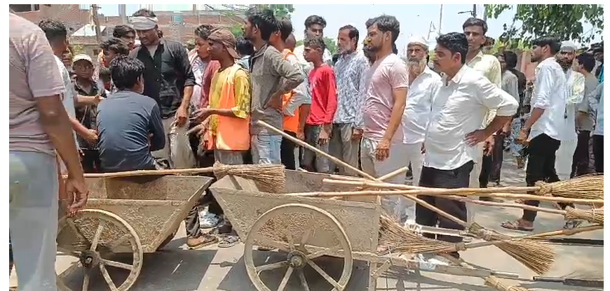 bstvlive's tweet photo. कन्नौज : सफाईकर्मी की मौत मामले से जुड़ी खबर

➡परिजनों और ग्रामीणों का प्रदर्शन खत्म
➡नौकरी,आर्थिक मदद का मिला आश्वासन
➡बिजली विभाग देगा 5 लाख का मुआवजा
➡अन्य योजनाओं से भी होगी आर्थिक मदद
➡टूटी HT लाइन में चिपककर हुई थी मौत

#Kannauj #HTLine #Compensation @dm_kannauj @kannaujpolice