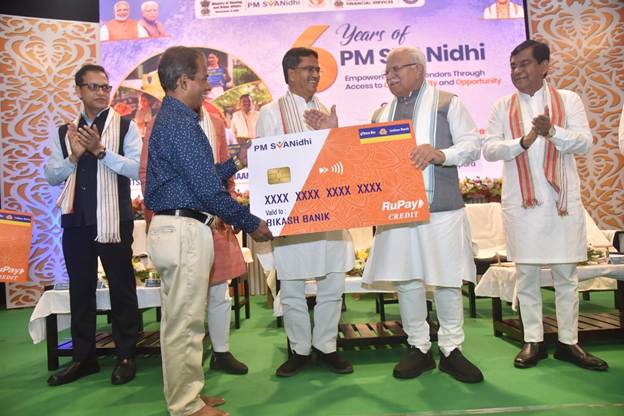 PIB_India's tweet photo. PM SVANidhi Completes Six Years of Empowering Street Vendors Through Access to Affordable Credit and Social Security

💠Union Minister @mlkhattar marked the occasion in Agartala in presence of  beneficiaries from North Eastern States of Assam, Tripura, Mizoram, Manipur, and Arunachal Pradesh

💠The scheme has also recorded a 20% annual increase in average beneficiary incomes

💠Over the last six years, more than 75.5 lakh street vendors across the country have benefited under PM SVANidhi : Union Minister, Manohar Lal

💠The impact of the scheme over the last six years has been transformative in every aspect. To put things into perspective, 34.81 lakh women street vendors have been empowered under the PM SVANidhi scheme, 51.84 lakh loans have been disbursed to women street vendors across the country, and 55 lakh street vendors have been digitally onboarded

Read here: https://t.co/LjoMLX8Ddt

@MoHUA_India