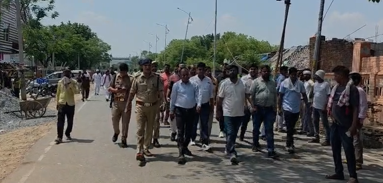 bstvlive's tweet photo. कन्नौज : सफाईकर्मी की मौत मामले से जुड़ी खबर

➡परिजनों और ग्रामीणों का प्रदर्शन खत्म
➡नौकरी,आर्थिक मदद का मिला आश्वासन
➡बिजली विभाग देगा 5 लाख का मुआवजा
➡अन्य योजनाओं से भी होगी आर्थिक मदद
➡टूटी HT लाइन में चिपककर हुई थी मौत

#Kannauj #HTLine #Compensation @dm_kannauj @kannaujpolice