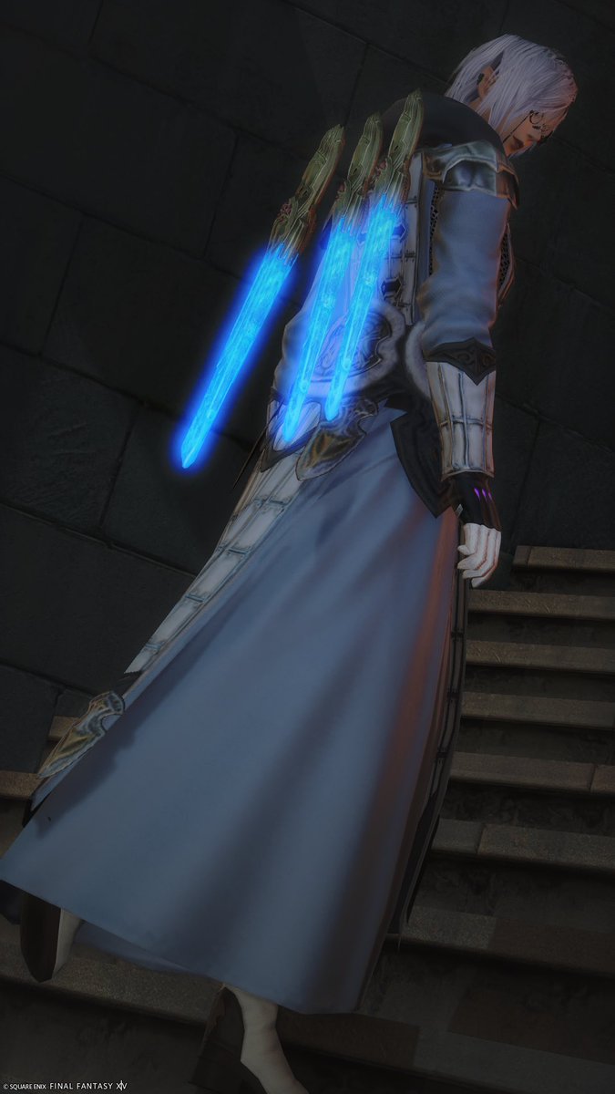 ff14shop_esna's tweet photo. #ミラショエスナ

そして本日はさらにもう1つ！
シャーレアンに端を発する、「賢者」らしいコーデです！
賢者のイメージカラーである水色を基調に、スタイリッシュなシルエットとなりました！
こちらは武器も付属しますが、ご不要の場合はお声がけください！必要部分のみを販売させて頂きます https://t.co/CayVGReF5Y