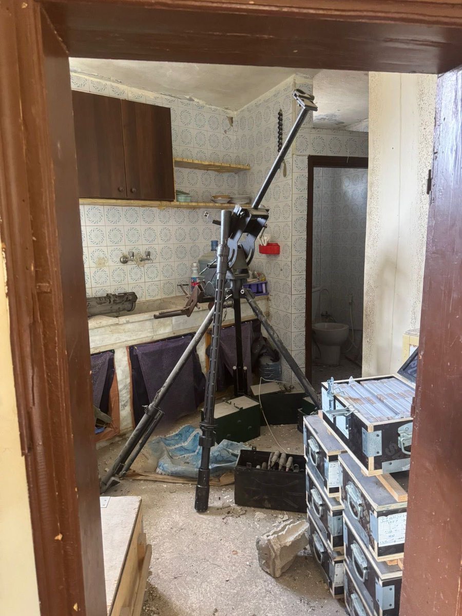 IDFGerman's tweet photo. 📸‼️ Diese Bilder zeigen Aufnahmen der präzisen Operation der IDF im Gebiet des Beaufort-Rückens und des Wadi Saluki im Südlibanon.

IDF-Soldaten fanden im Dorf Zawtar al-Sharqiyah Waffen – ein weiterer Beweis für die Präsenz der Hisbollah innerhalb ziviler Gebiete im Südlibanon. https://t.co/e43t9oVuBg