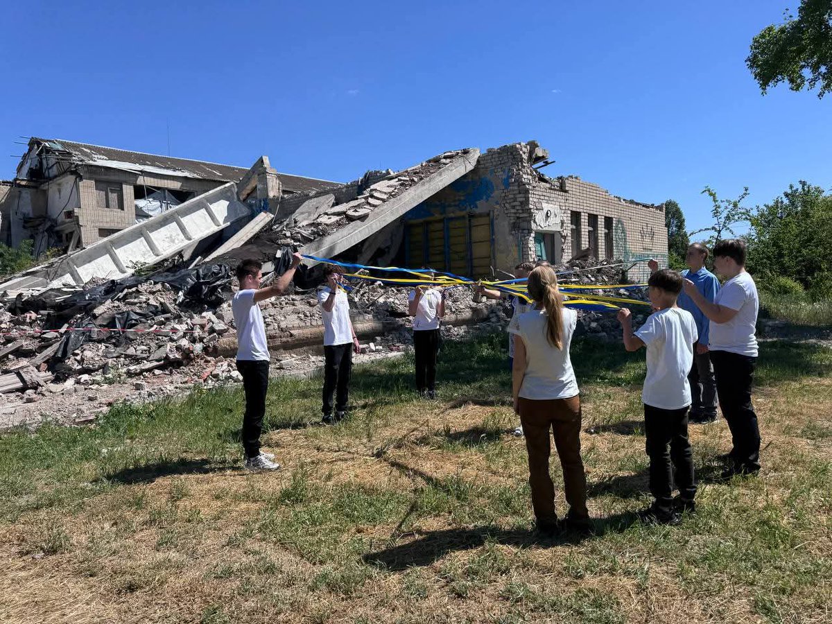 TSgdalinka's tweet photo. Саме для цієї школи збирали кошти на Євробаченні співачки Alyona Alyona та Jerry Heil  спільно з United24 та зібрали 10 мільйонів гривень. 
Де ці кошти та коли почнеться відбудова? –  запитання працівників та учнів єдиної гімназії Великої Долини (колишня Велика Костромка) на Криворіжжі. Нажаль це питання лишається без відповіді. 😢🤷