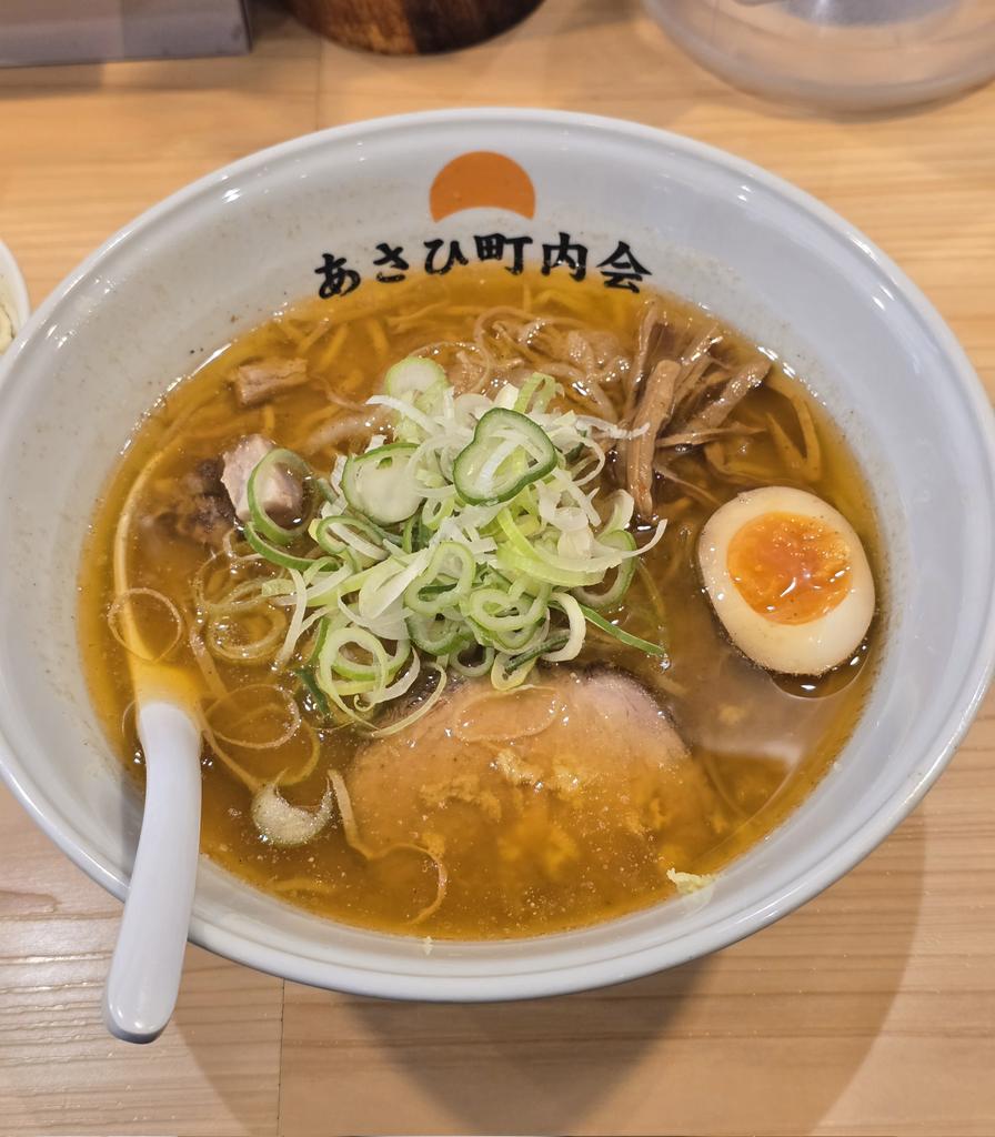 nanairo319's tweet photo. あさひ町内会さん@板橋区役所
20年前に恋した味噌ラーメン＋20年前恋〆ごはん＋ミニカレー
宿題店の純すみ系の超名店
店主が20年前に恋した濃い・しょっぱい・油が多い中毒性の高い一杯
純すみ系大好きな私はそこまで濃ゆさを感じずただただ美味しい
〆ごはんだけでは足りずミニカレーも注文して大満足 https://t.co/e7UwO0RagN