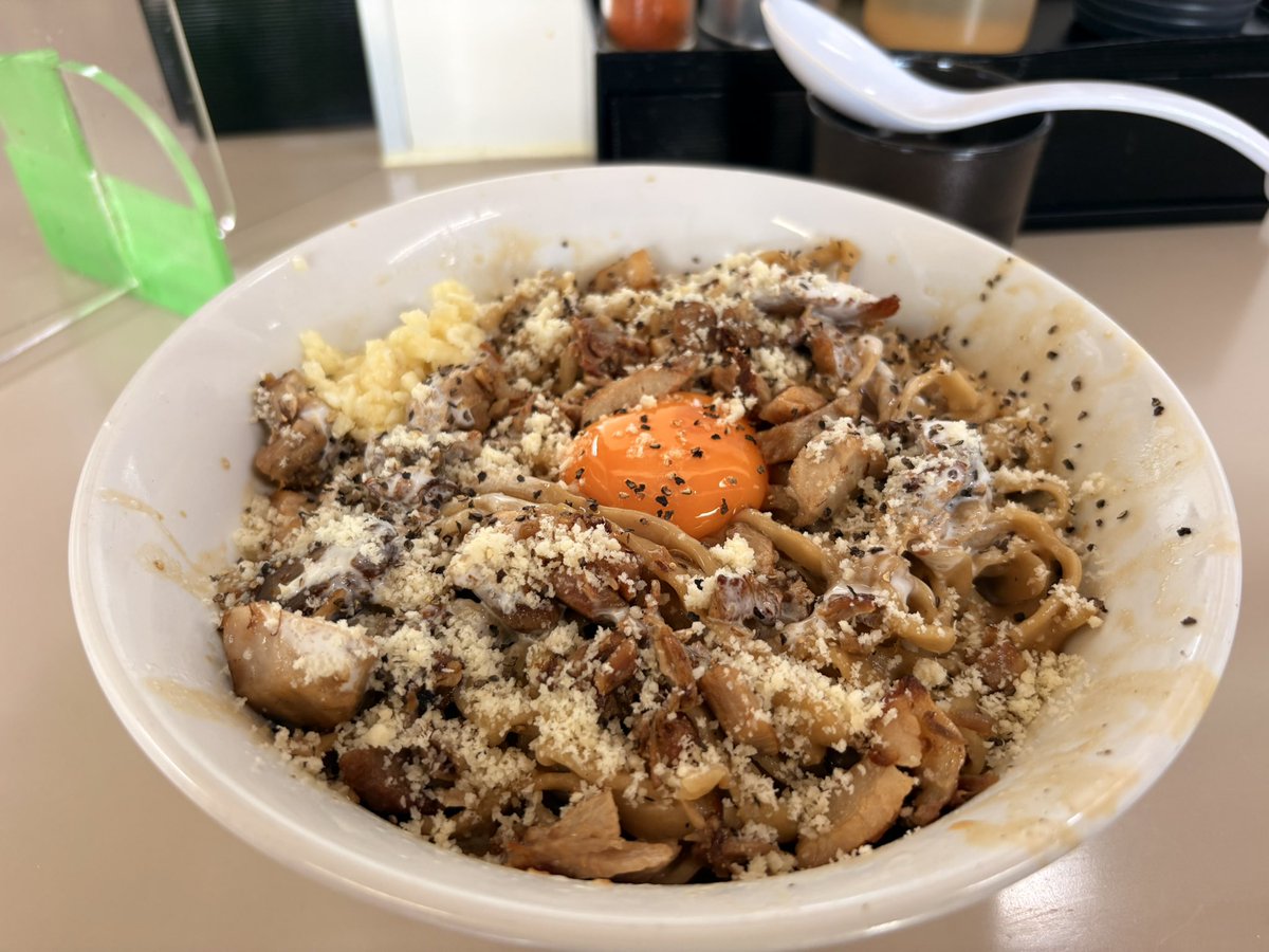 pop_step_upper's tweet photo. 二郎の限定カルボナーラ汁なし
バスキンロビンスのパーティーポップ（4個）
最近気づいたけどバスキンロビンスじゃアイスの31って知らない人多いのね https://t.co/mvJVPGn2Rs