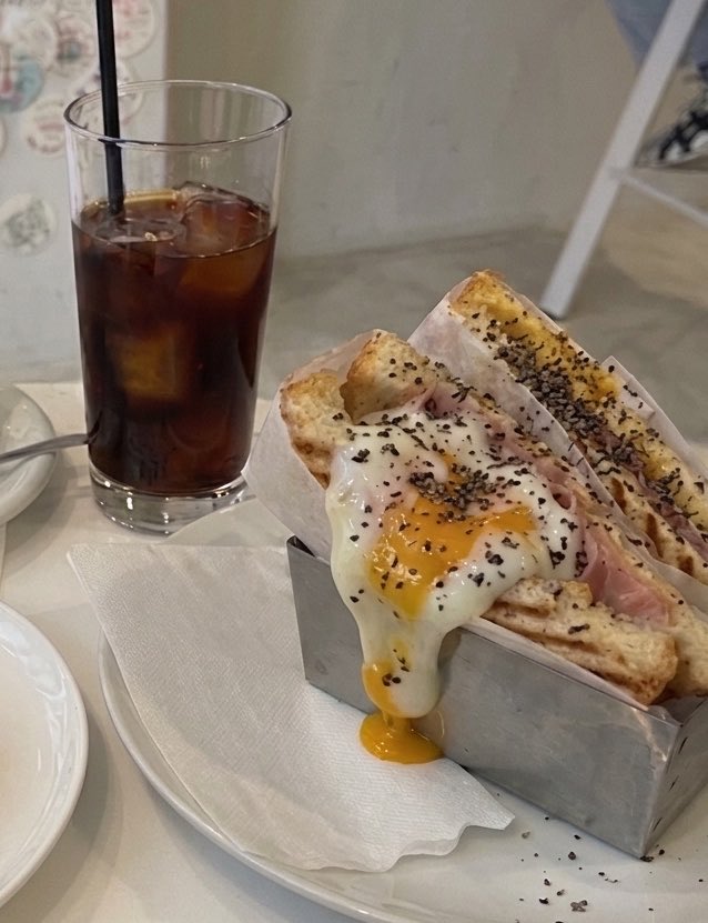 tempura_adven's tweet photo. 整形も韓国も関係ない話でごめんけど、銀座にあるROAR COFFEE、『生ハムとトリュフバターと温泉卵』
のホットサンドがありえんバチクソ美味い🤩‼️🤩🌟のでトリュフ好きな人間全員食べに行って欲しい。虹色のラテが有名な店だけどそれはいいからこのサンドを食って欲しい。最近食べたトリュフ系食べ物の中で一番好き😻😻😻😻