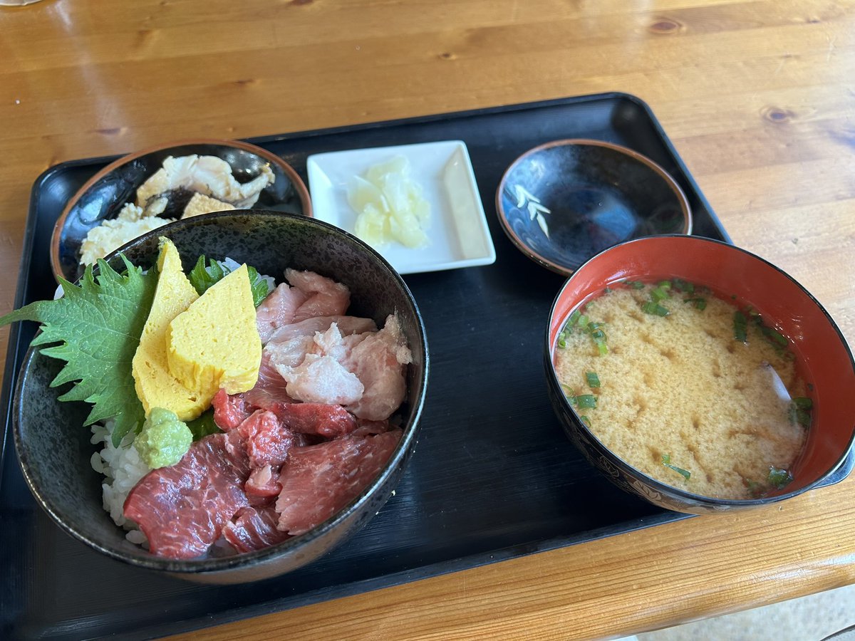 HsuHi87's tweet photo. 海鮮丼が美味しすぎた…🥹
また食べに行きたい。
物語に出てきた海鮮丼かぁ…って味わおうと思ったけれど、お腹空きすぎてそれどころじゃなかった😌 https://t.co/9P81i5qnFc